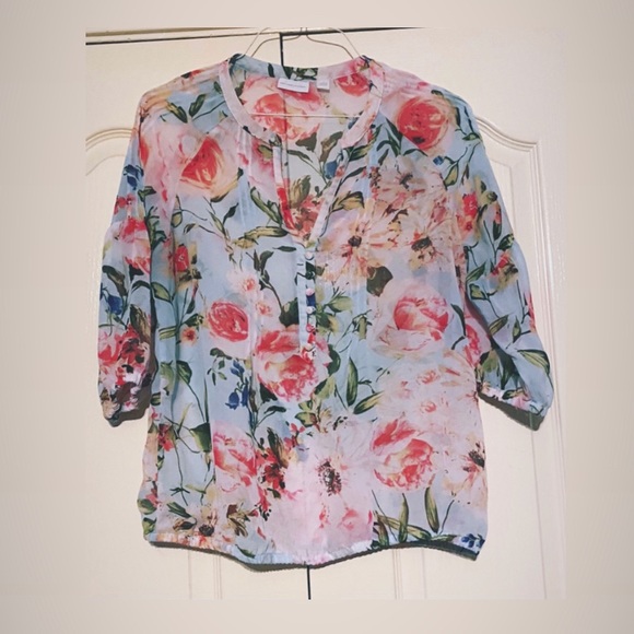 New York & Company Tops - Beautiful floral blouse